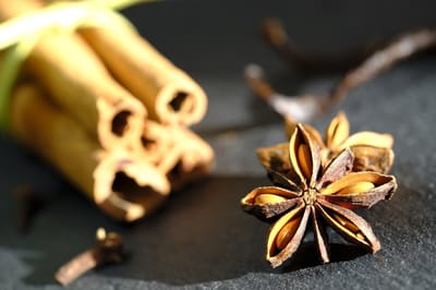 Familia dulce y gourmand — anís estrellado y canela en rama sobre pizarra