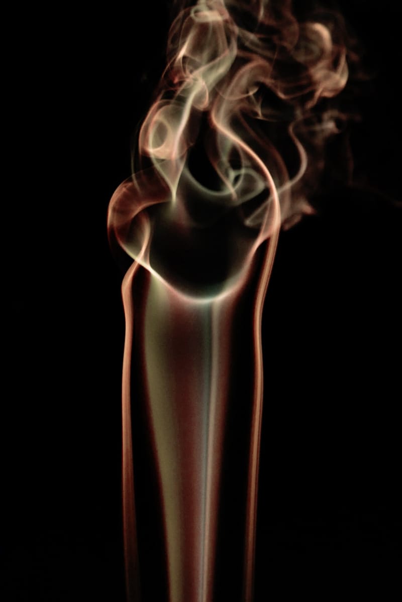 Aromas cálidos para boutiques, restaurantes y spas en México — grupo Cálidos: voluta de humo cálido sobre fondo oscuro