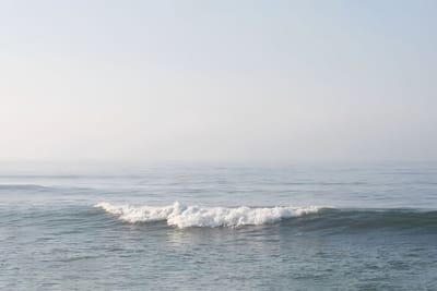 Familia fresca y acuática — ola rompiendo en un mar en calma